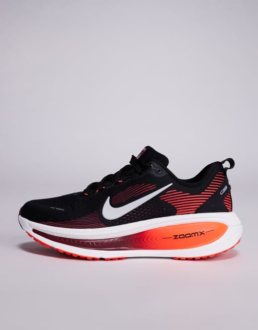 Zapatillas de deporte negras y rojas Vomero 18 de Nike Running, 2 de 5