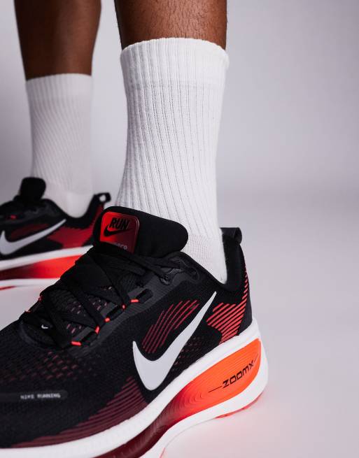 Zapatillas de deporte negras y rojas Vomero 18 de Nike Running, 4 de 5