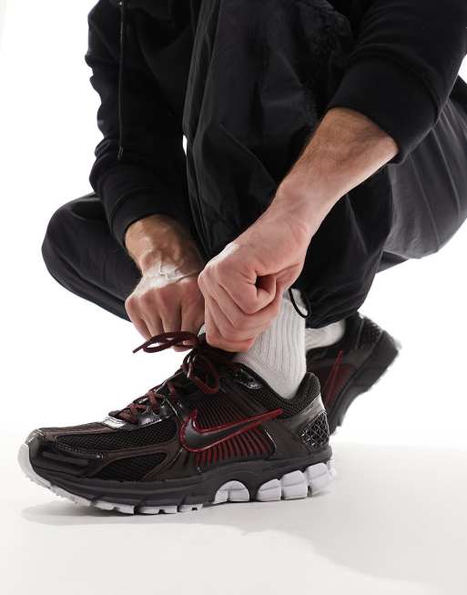 Zapatillas de deporte negras y rojas Zoom Vomero 5 de Nike