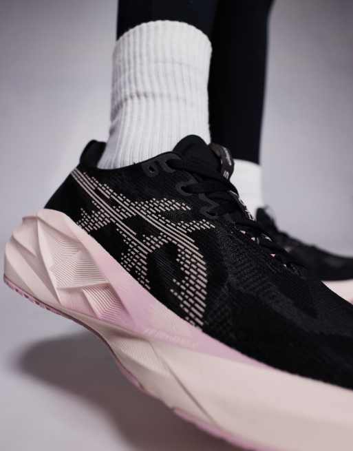 Zapatillas de deporte negras y rosa perla para correr Novablast 5 de Asics, 3 de 5