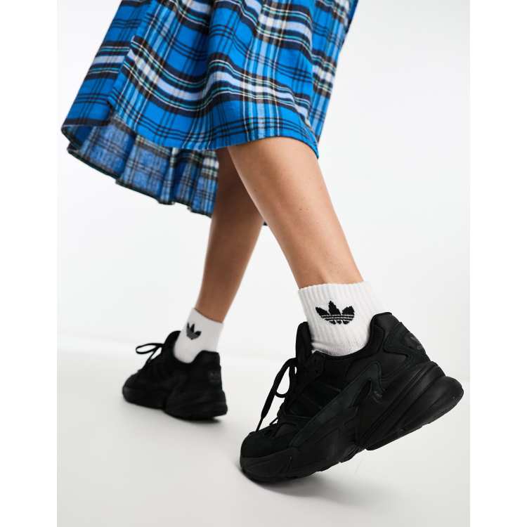 Zapatillas de deporte negro triple Falcon de adidas Originals ASOS