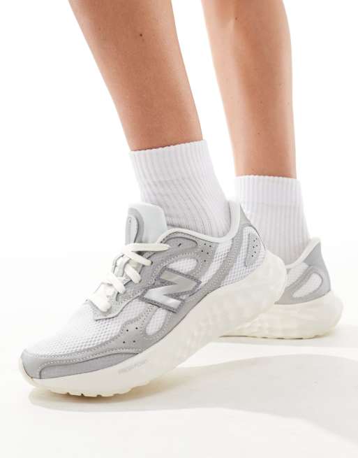 Zapatillas de deporte plateadas Arishi de New Balance , 3 de 5