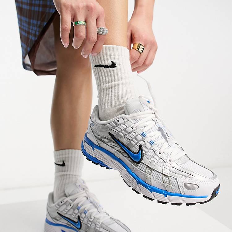 raqueta Accesorios Tregua Zapatillas de deporte plateadas y azules P-6000 de Nike | ASOS