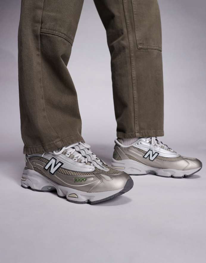 New Balance Zapatillas de deporte plateadas y beis unisex M1000 de