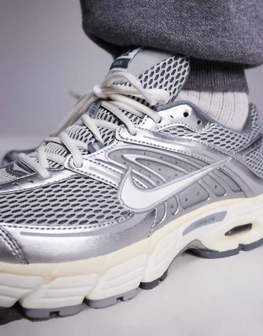 Zapatillas de deporte plateadas y blanco hueso Air Max Moto 2K de Nike, 4 de 5