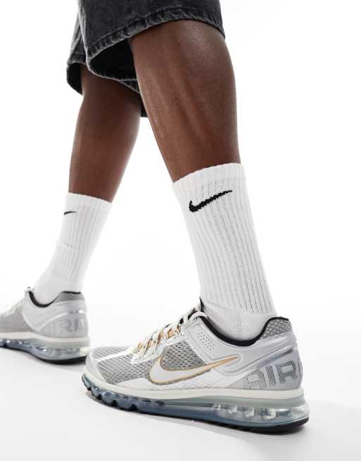 Zapatillas de deporte plateadas y doradas Air Max 2013 de Nike ASOS