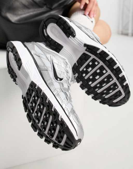 Zapatillas de deporte plateadas y negras P-6000 de Nike, 3 de 4