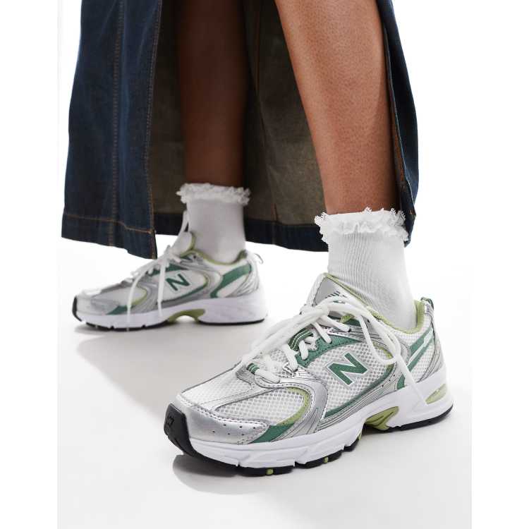 Zapatillas de deporte plateadas y verdes 530 de New Balance ASOS