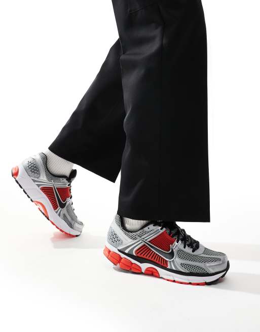 Zapatillas de deporte plateado metalizado y negras Zoom Vomero 5 de Nike