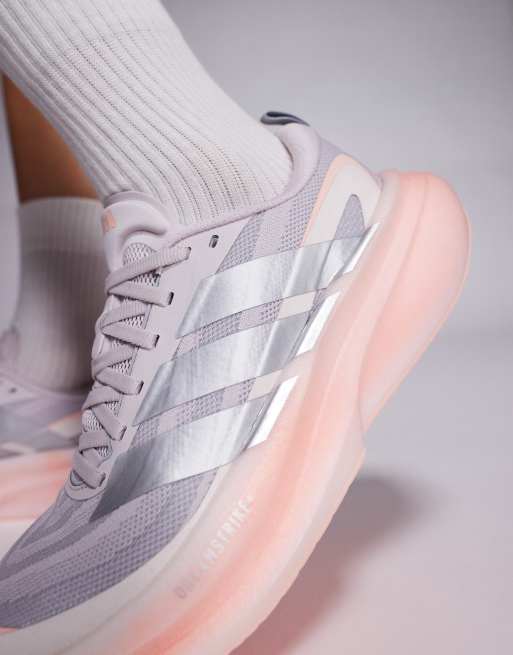 Zapatillas de deporte plateado reflectante y moradas Supernova Glide de adidas Running, 3 de 5