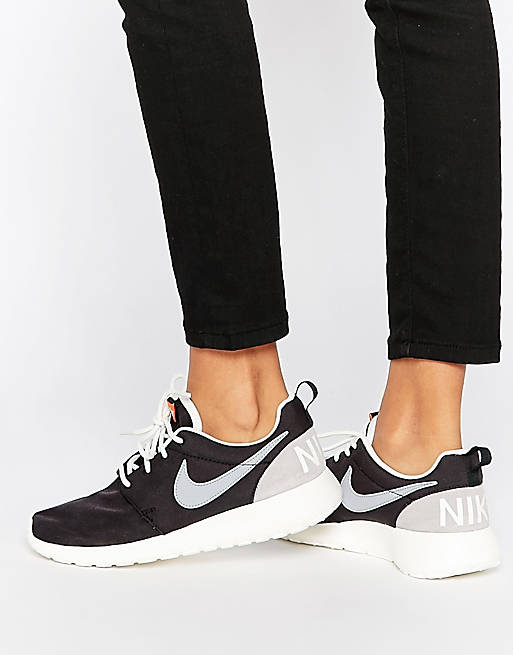 Increíble En lo que respecta a las personas Guarda la ropa Zapatillas de deporte retro en negro Roshe One de Nike | ASOS