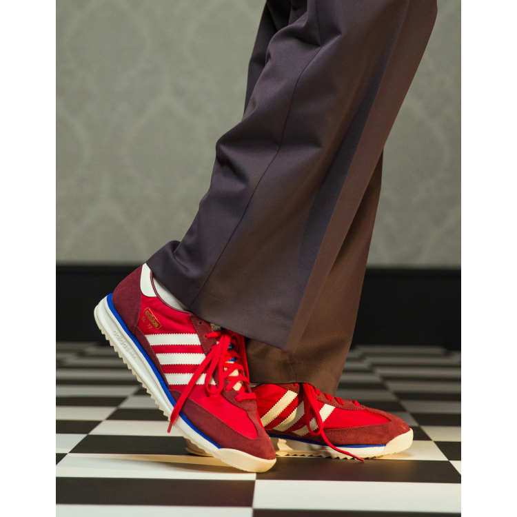 Zapatillas adidas blancas con rayas azules y fashion rojas