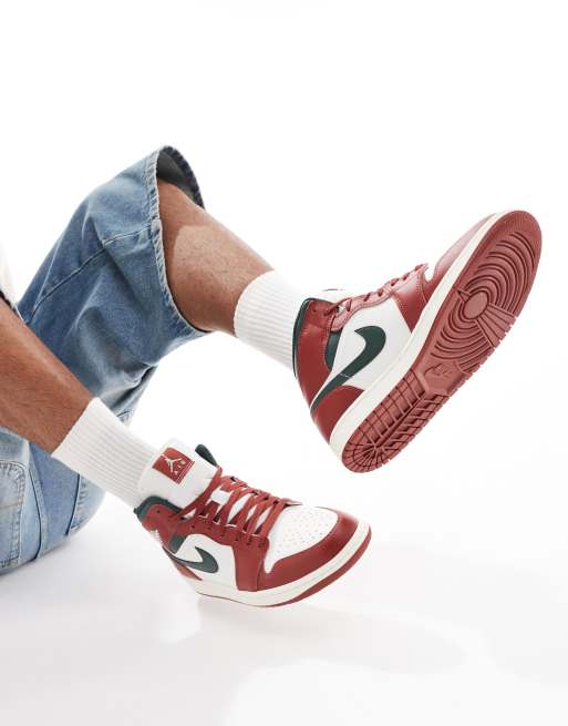 Zapatillas de deporte rojas y verdes Air Jordan 1 Mid de Nike, 3 de 5