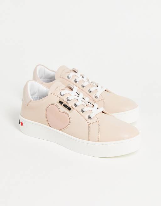Zapatillas deporte rosa claro con plataforma plana y corazón de Love Moschino | ASOS