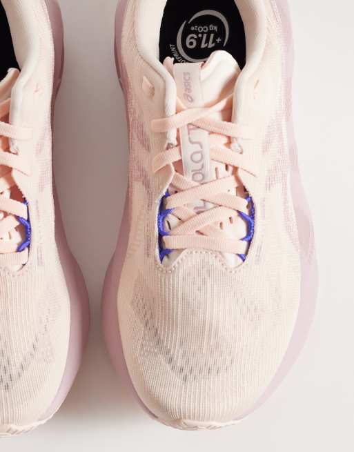 Zapatillas de deporte rosa perla y morganita para correr Novablast 5 de Asics, 3 de 5