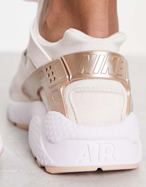 importar Artístico En otras palabras Zapatillas de deporte rosa suave y brillo metalizado Air Huarache de Nike |  ASOS