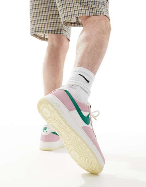 Zapatillas de deporte rosas, blancas y verdes Air Force 1 '07 de Nike, 3 de 5