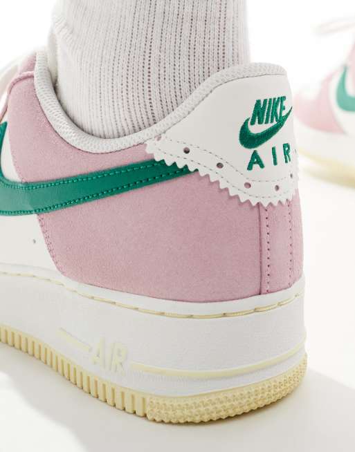 Zapatillas de deporte rosas, blancas y verdes Air Force 1 '07 de Nike, 4 de 5