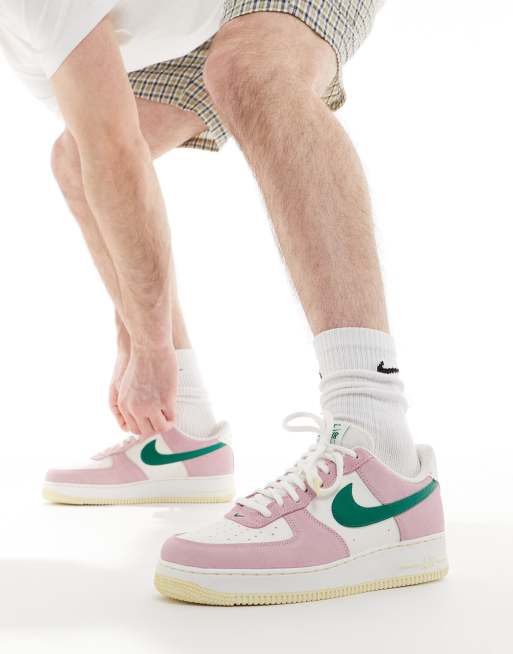 Zapatillas de deporte rosas, blancas y verdes Air Force 1 '07 de Nike, 5 de 5