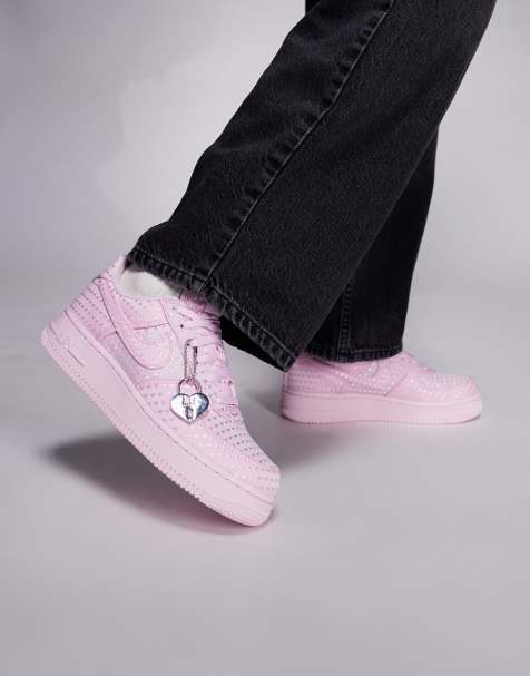 Zapatillas de deporte rosas con corazones bordados Air Force 1 '07 de Nike - view 1