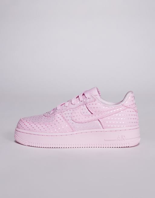 Zapatillas de deporte rosas con corazones bordados Air Force 1 '07 de Nike, 2 de 5