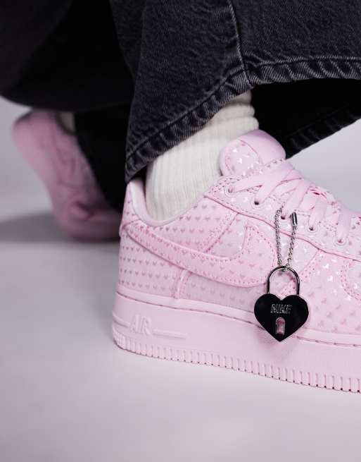 Zapatillas de deporte rosas con corazones bordados Air Force 1 '07 de Nike, 3 de 5