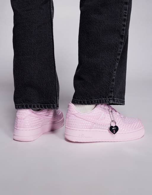 Zapatillas de deporte rosas con corazones bordados Air Force 1 '07 de Nike, 4 de 5