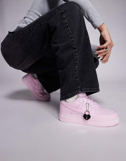 Zapatillas de deporte rosas con corazones bordados Air Force 1 '07 de Nike, 5 de 5