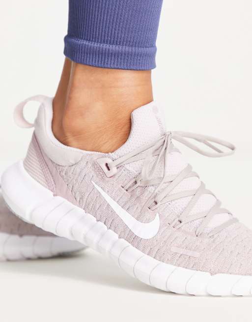 Zapatillas de deporte rosas y blancas Free Run 5.0 de Nike ASOS