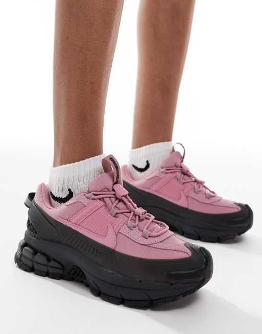 Zapatillas de deporte rosas y negras Zoom Vomero 5 Roam de Nike, 3 de 5