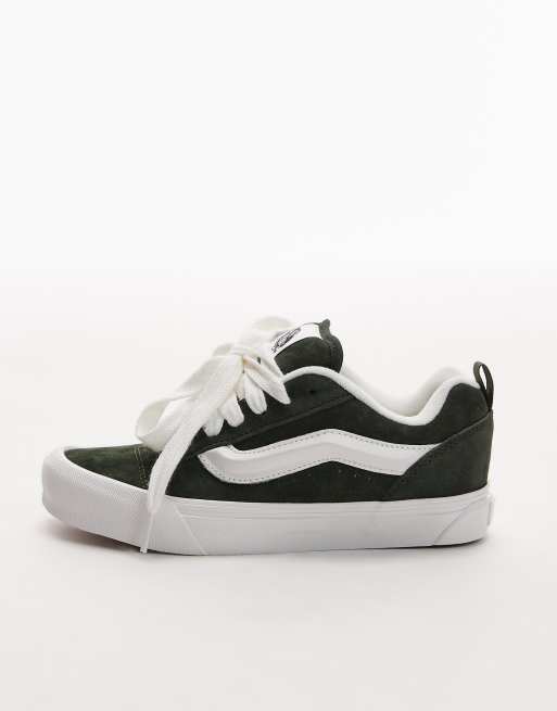 Zapatillas de deporte verde oliva oscuro de ante Knu Skool Pig Suede de Vans, 2 de 5