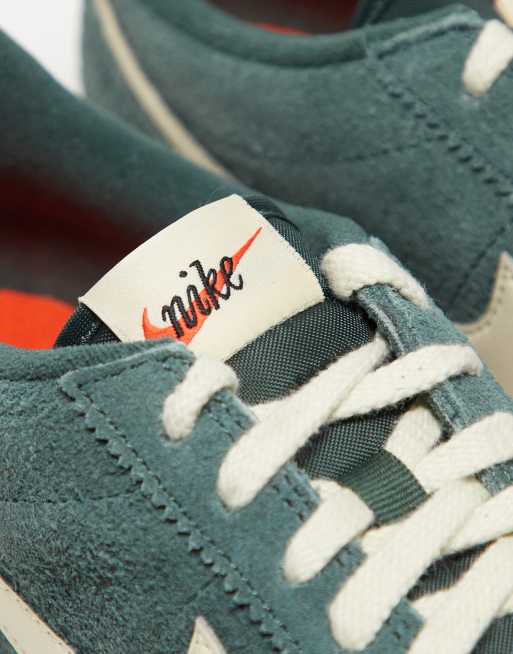 Zapatillas de deporte verde oscuro y crema de ante Cortez de Nike, 2 de 4