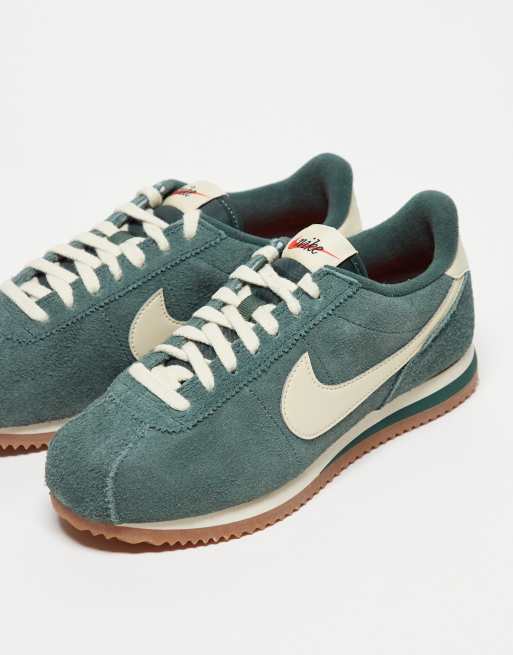 Zapatillas de deporte verde oscuro y crema de ante Cortez de Nike, 3 de 4