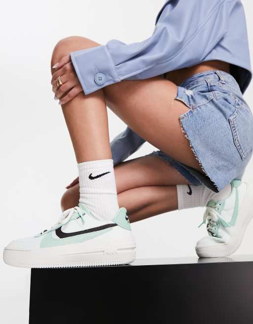 Zapatillas de deporte verde pálido con plataforma Air Force de Nike | ASOS