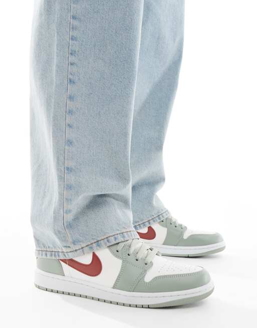 Zapatillas de deporte verdes y blanco hueso Air Jordan 1 Low de Nike, 3 de 5
