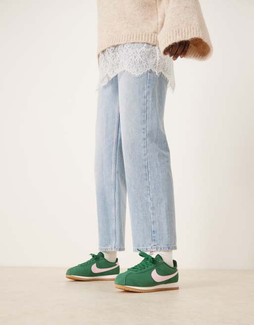 Zapatillas de deporte verdes y rosa espuma de ante Cortez de Nike, 5 de 5