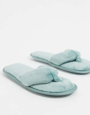 Zapatillas de estar en casa estilo chanclas de piel sintética en azul  polvareda de ASOS DESIGN | ASOS