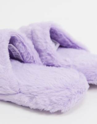 Zapatillas de estar en casa en piel sintética con estampado de vaca en  marrón y blanco de Monki | ASOS