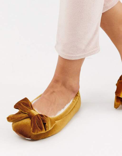 Zapatillas de estar en tipo bailarina con lazo en terciopelo mostaza Zarah de ASOS DESIGN | ASOS