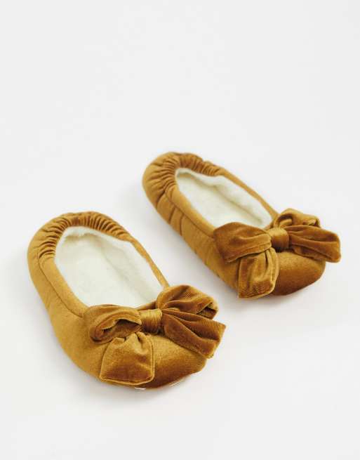 Zapatillas de estar en tipo bailarina con lazo en terciopelo mostaza Zarah de ASOS DESIGN | ASOS