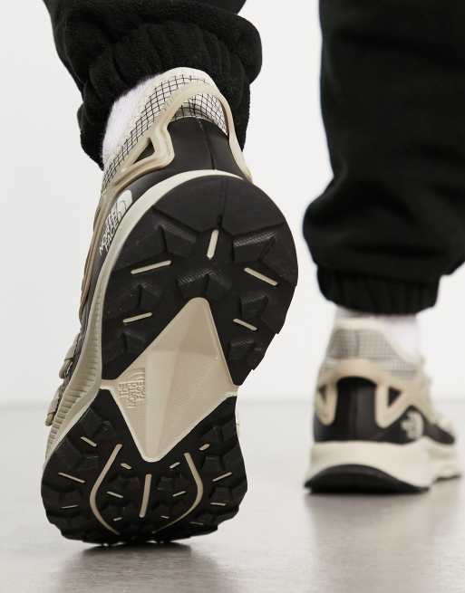 Zapatillas de senderismo blancas y negras Oxeye Tech Mid de The North Face, 2 de 4