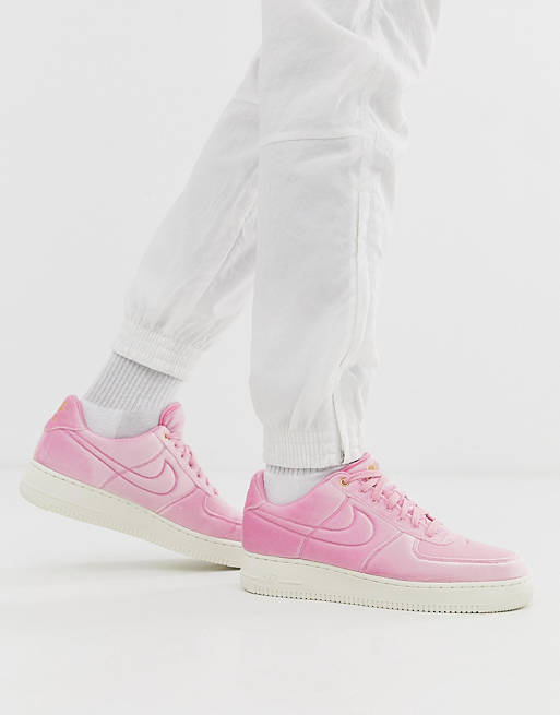 Otros lugares Calificación Todopoderoso Zapatillas de terciopelo rosa Air Force 1 '07 de Nike | ASOS