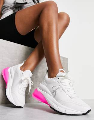 Zapatillas deportivas blancas con cuña de cuero de Klein Jeans | ASOS