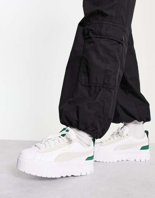 Zapatillas deportivas blancas con detalles verdes Mayze de PUMA, 3 de 4