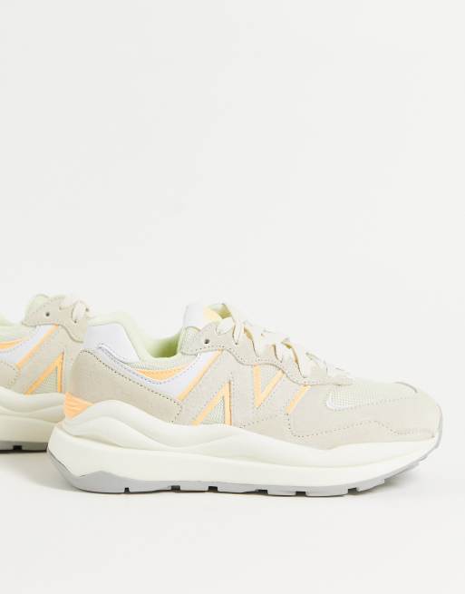 Zapatillas deportivas blanco hueso y color melocotón de ante 57/40 de New Balance