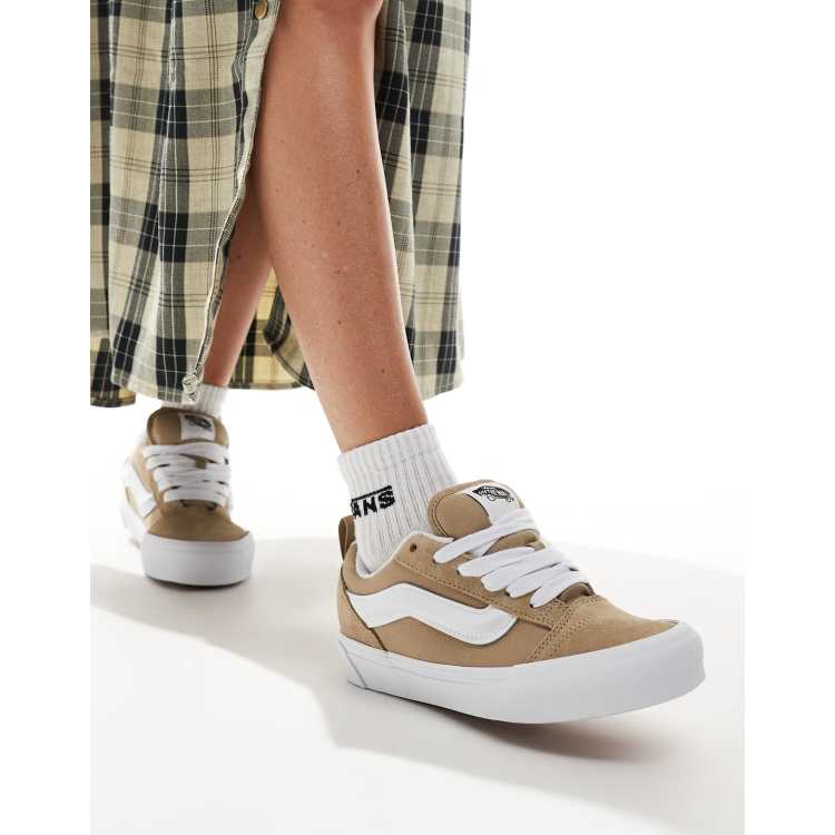 Zapatillas deportivas color tostado con suela gruesa Knu Skool de Vans Looking closer at this Vans Fenua environnementShops