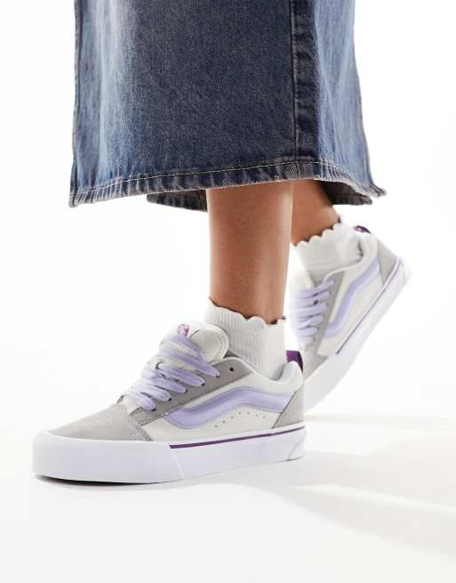 vans grises y blancas