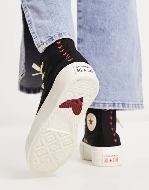Zapatillas deportivas negras con corazones bordados y plataforma