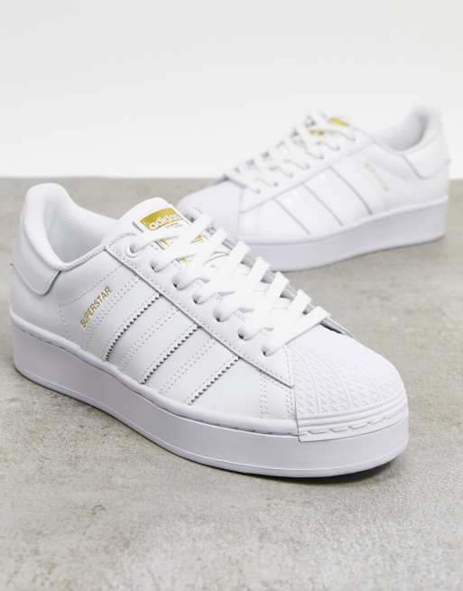 Zapatillas en blanco con plataforma Superstar Bold de adidas Originals | ASOS