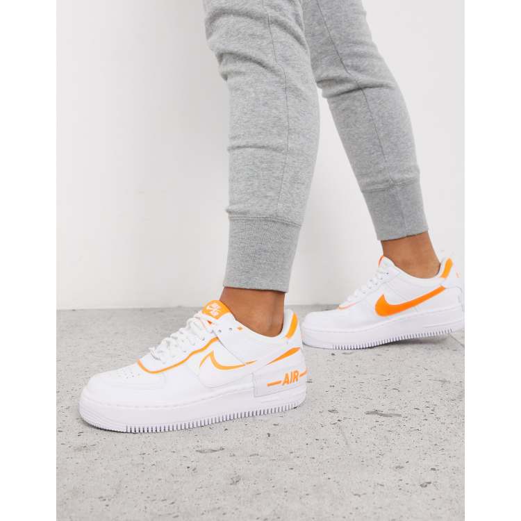 Tortuga exilio cuadrado Zapatillas en blanco y naranja Air Force 1 Shadow de Nike | ASOS